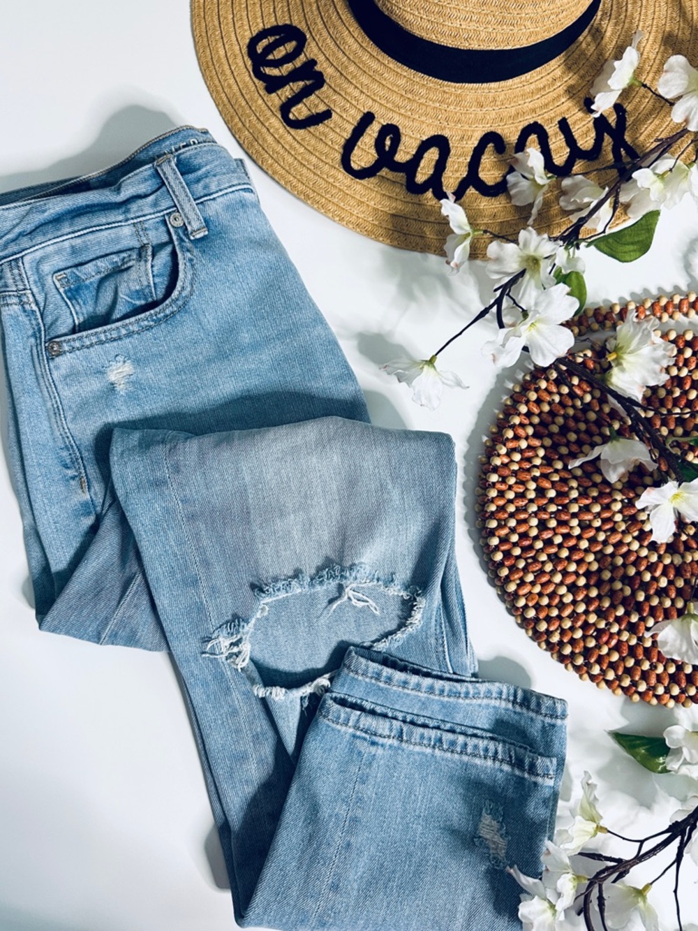 American Eagle Mom Jeans Light Wash Distressed High Rise Denim Size 6
